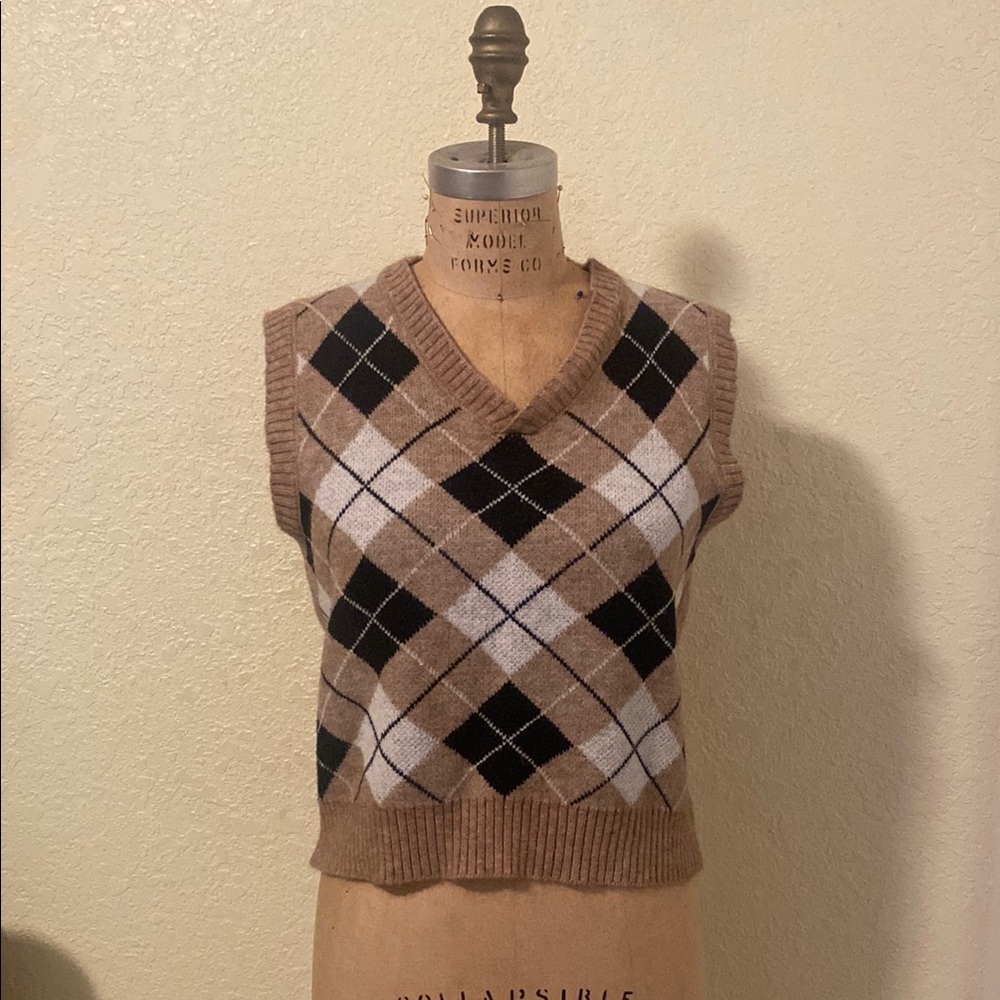 Argyle Patterned Sleeveless Sweater - Brown and Black